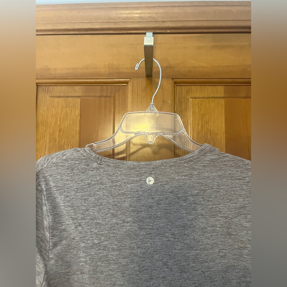 90 Degrees V-Neck Athletic‎ Top Womens Size Medium Gray Short Sleeve Workout - Picture 5 of 6